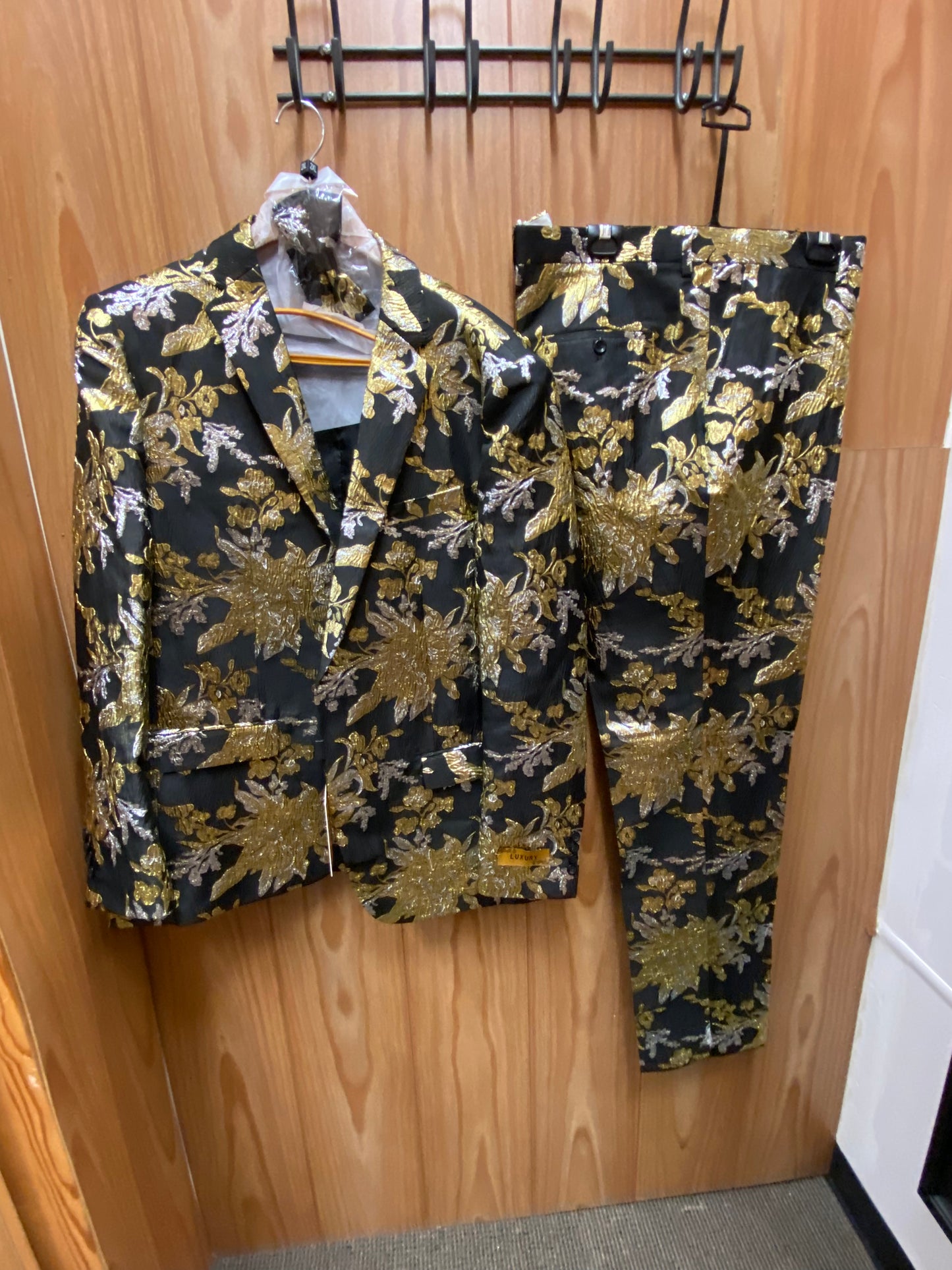 Luxury Black/Gold Floral 2-Piece Modern Fit Suit