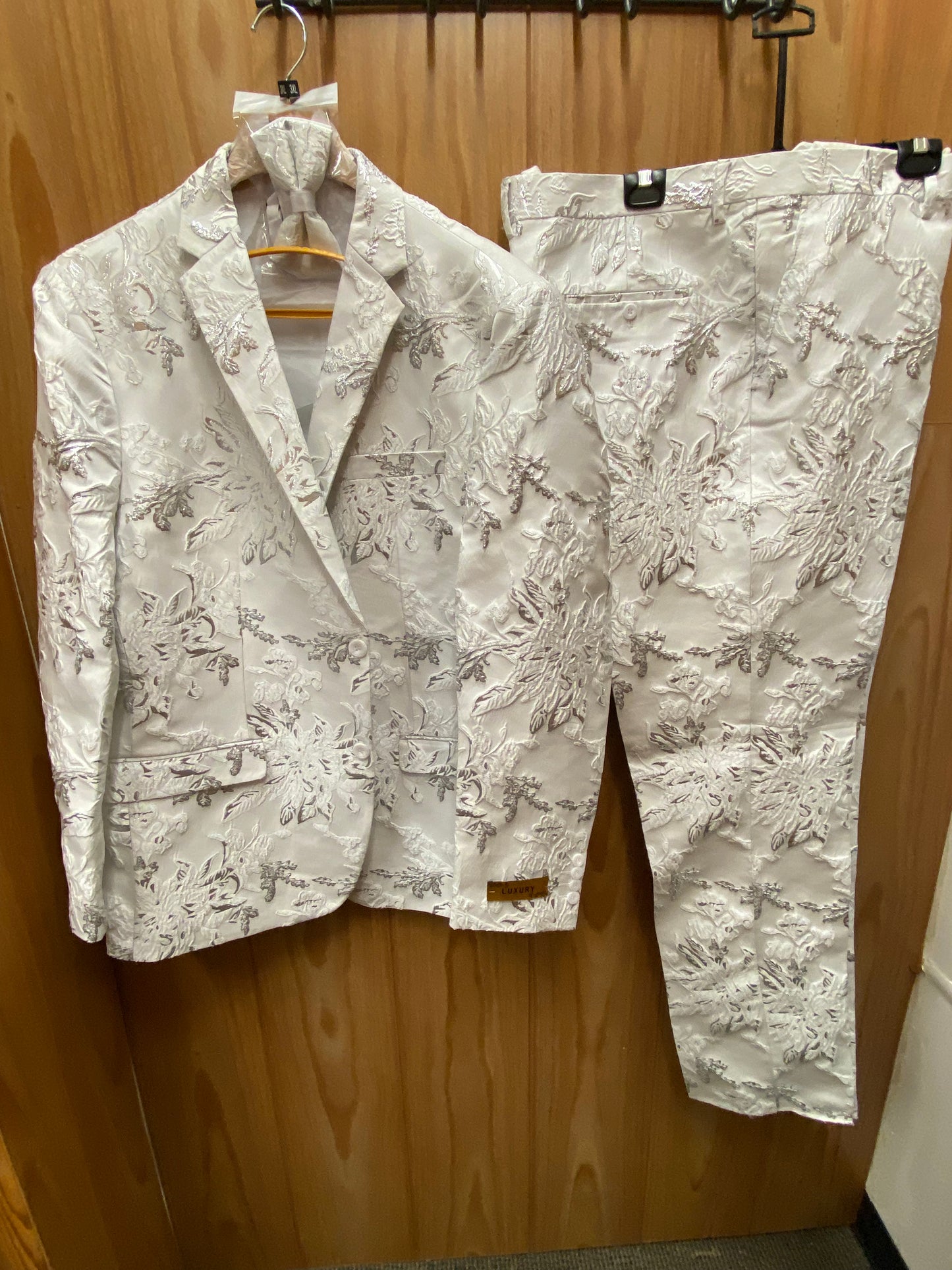 Luxury White/Silver Floral 2-Piece Modern Fit Suit