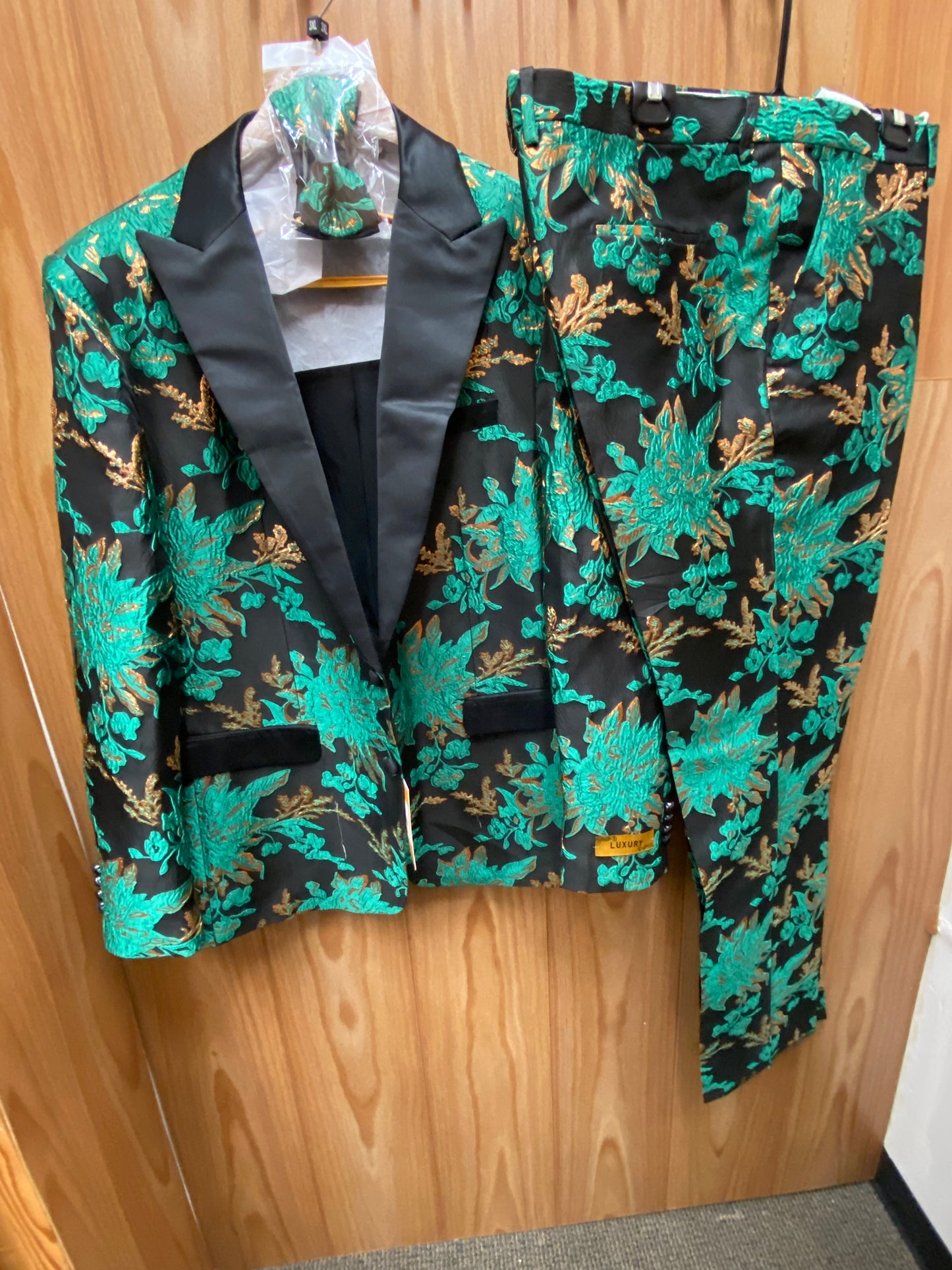 Luxury Green/Black/Gold Floral 2-Piece Modern Fit Suit