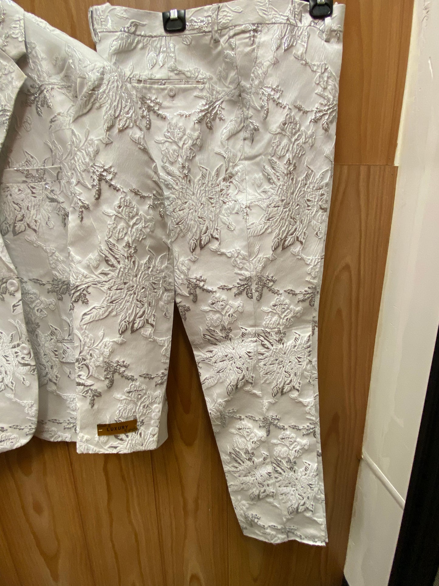 Luxury White/Silver Floral 2-Piece Modern Fit Suit