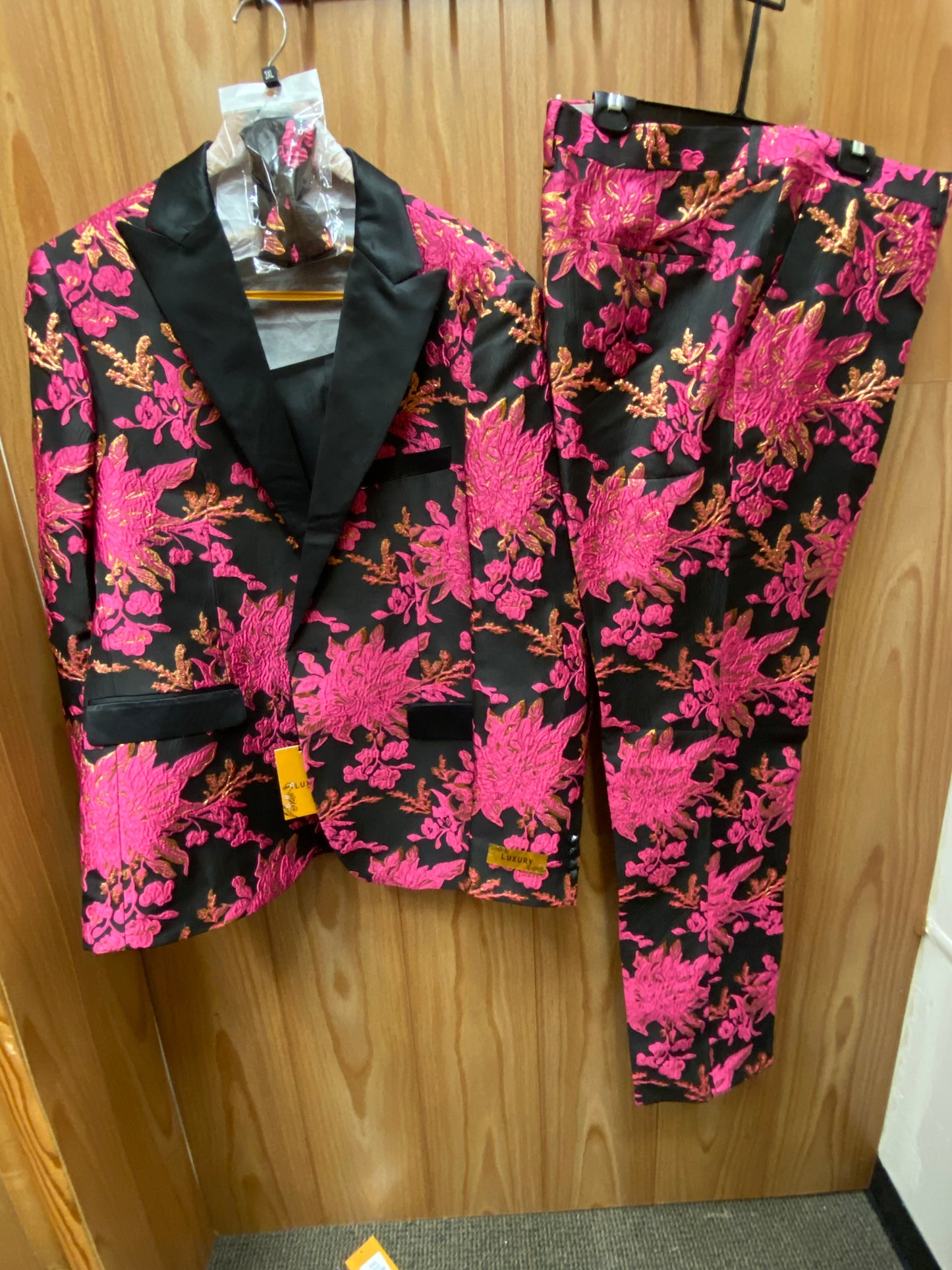 Luxury Fuchsia/Black Floral 2-Piece Modern Fit Suit